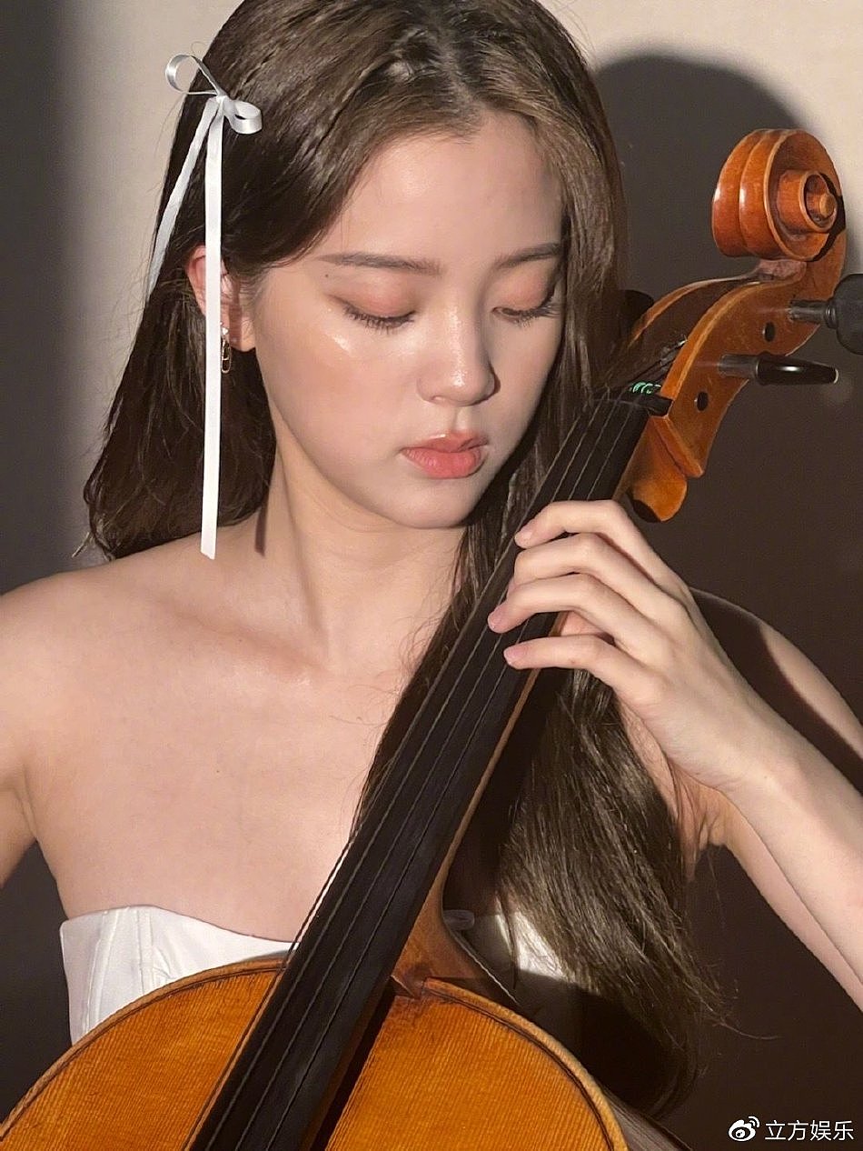 欧阳娜娜最新写真释出元气满满 穿抹胸裙拉大提琴气质佳 - 4