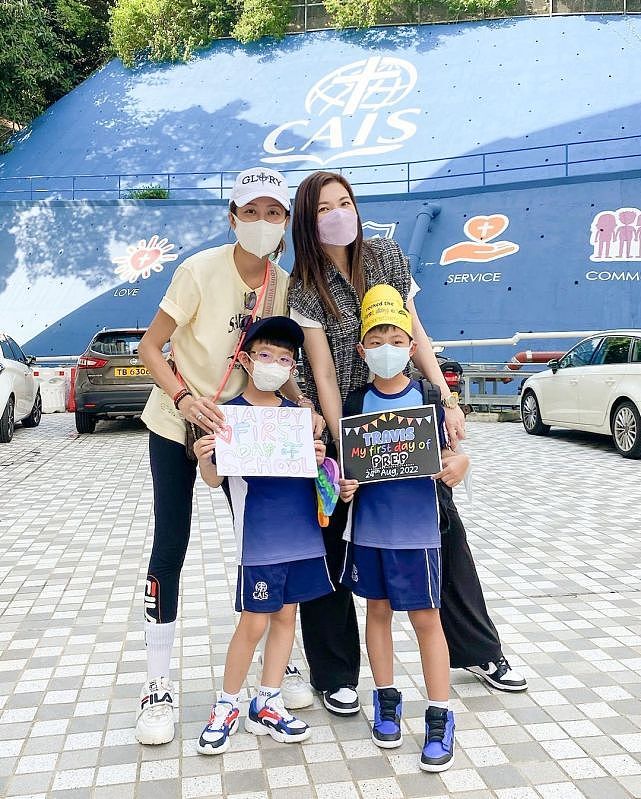 TVB女艺人陈敏之很开心儿子升小学 牵着儿子手送儿子首次进小学 - 8