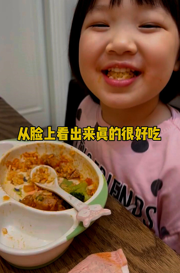 王祖蓝亲自为李亚男和两个女儿下厨 女儿很给面子大赞其厨艺 - 12