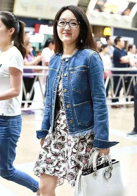 杨钰莹带火了一种女干部穿搭：西装+腰包+七分裤，时髦洋气又减龄 - 7
