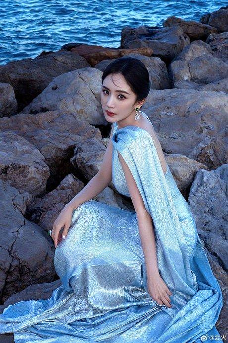 杨幂戛纳红毯造型出图，一袭淡蓝色闪钻长裙在夕阳的映照下熠熠发光… - 1