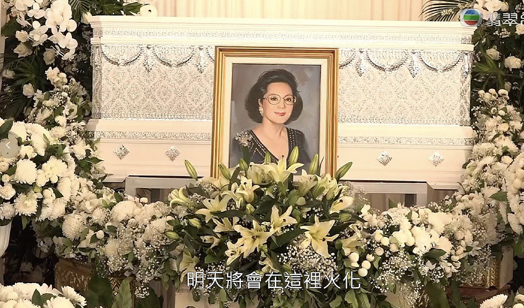 粤语片女星嘉玲葬礼从简举办，谢贤送花牌放在灵柩旁，地位超然 - 1