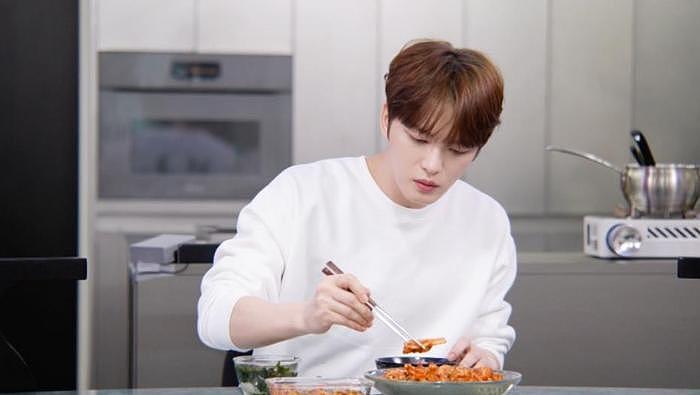 韩国知名男星透露，自己喜欢做饭，秀出刀功和炒菜技术，厨艺精湛 - 8