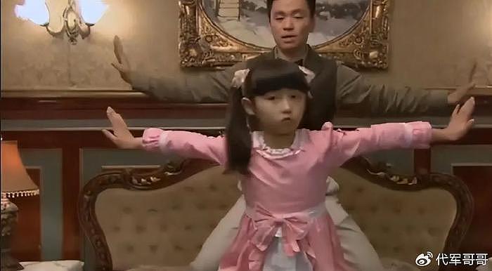 她是华谊最小签约演员，背靠5个爸爸获京圈力捧 - 7