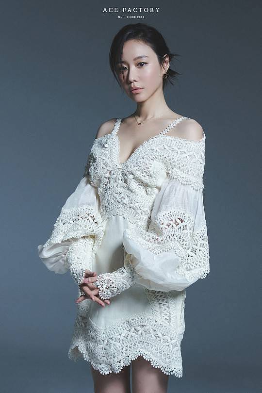 韩国女艺人金雅中未公开杂志写真曝光 一身V领白裙衬托雪白肌肤 - 2
