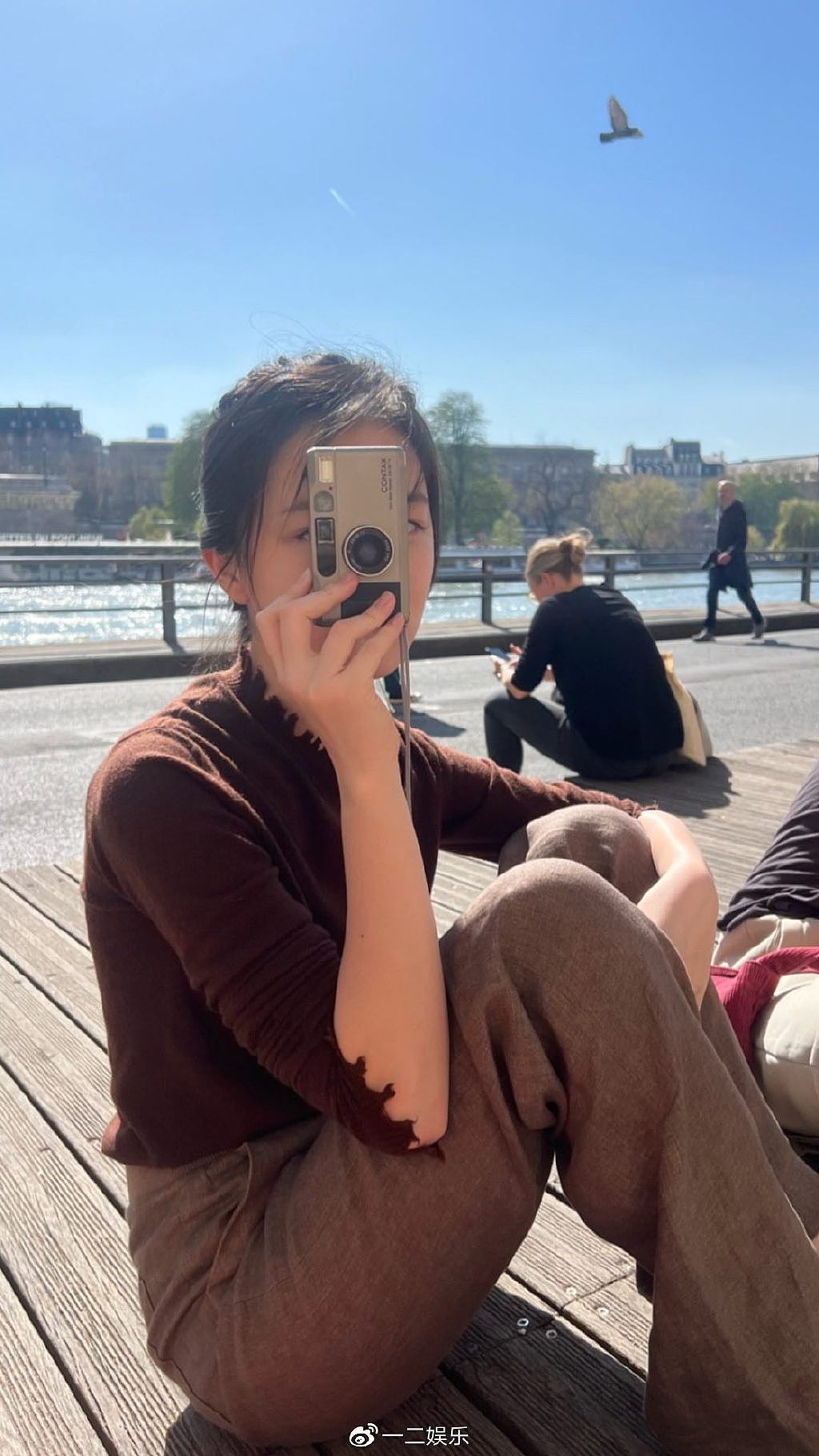 李嫣与妈妈王菲同游巴黎，坐在塞纳河畔互相拍照超悠闲 - 1