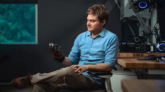 7年秘密研发，Meta拿下元宇宙「登月项目」！气动手套让指尖有真实触感 - 7