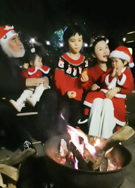 张纪中携家人过平安夜，红帽子白胡子像圣诞老人，被调侃本色演出 - 9
