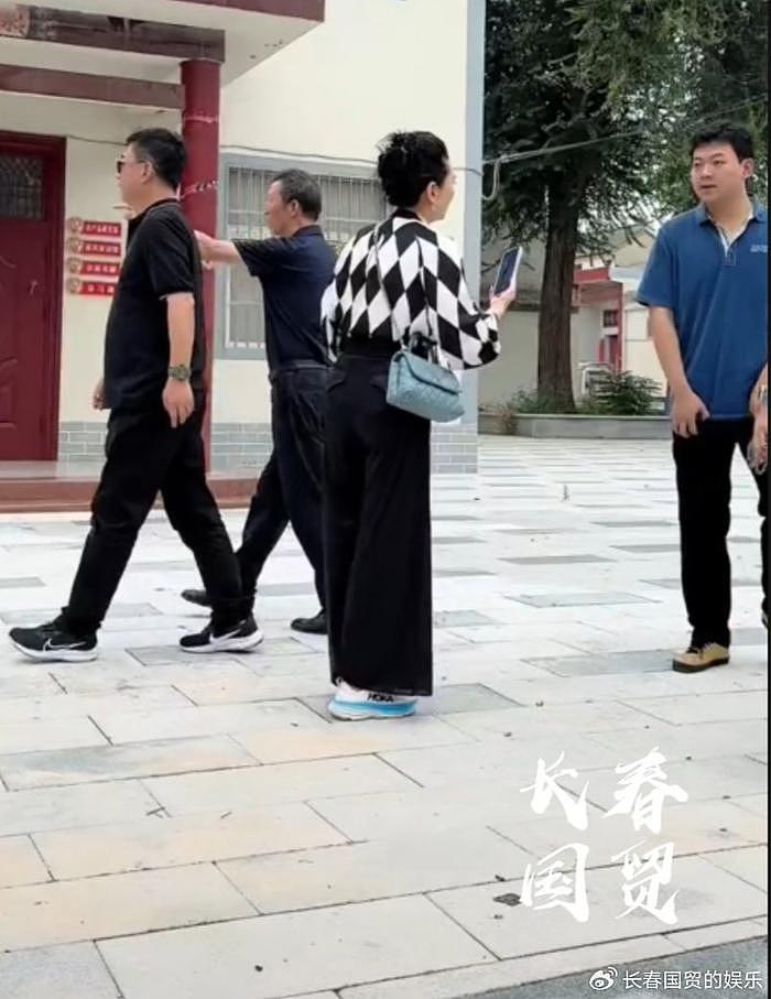 朱军带妻儿回老家探亲，一家三口同框，22岁儿子魁梧健硕 - 2