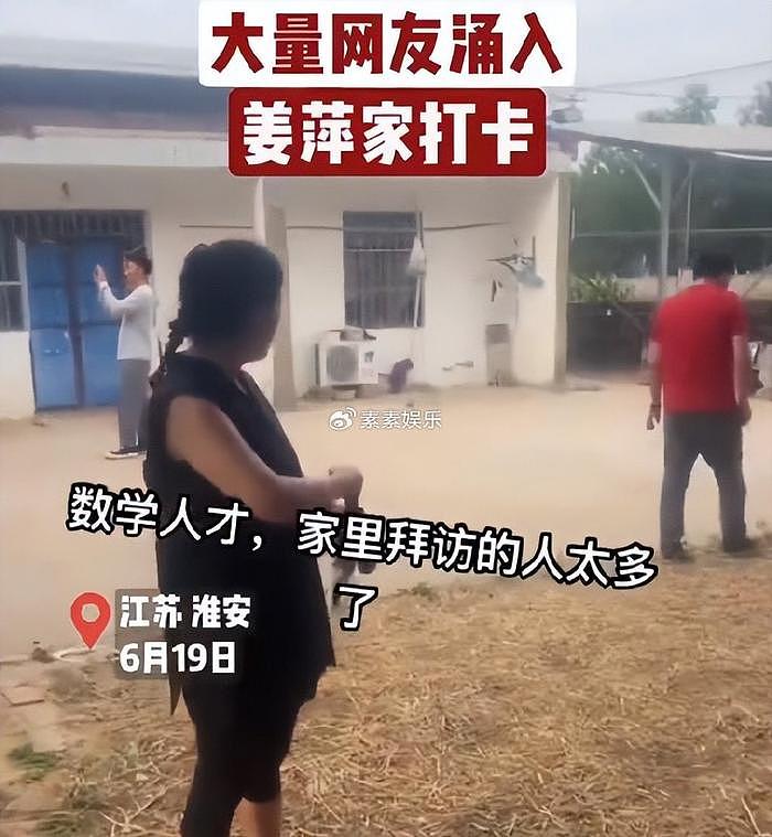 姜萍家的厨房门被踹了，屋内家具被拍，连鸡鸭也被网友追着录像 - 4