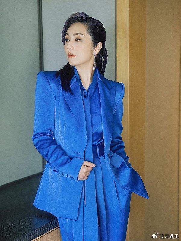 杨千嬅长发造型显温柔优雅 蓝色缎面套装简约干练 - 3