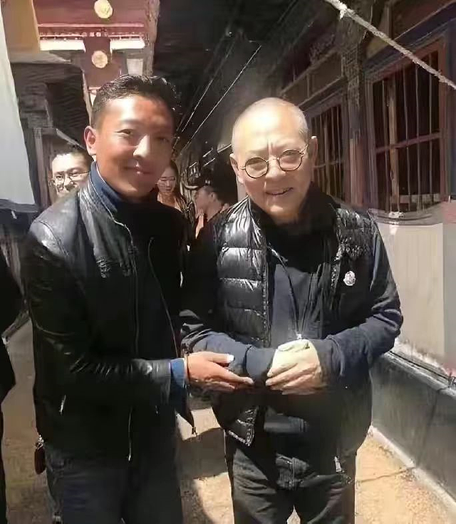 李连杰一家长居欧洲，戴79元帽子显朴素，俩学霸女儿身材凹凸有致 - 10