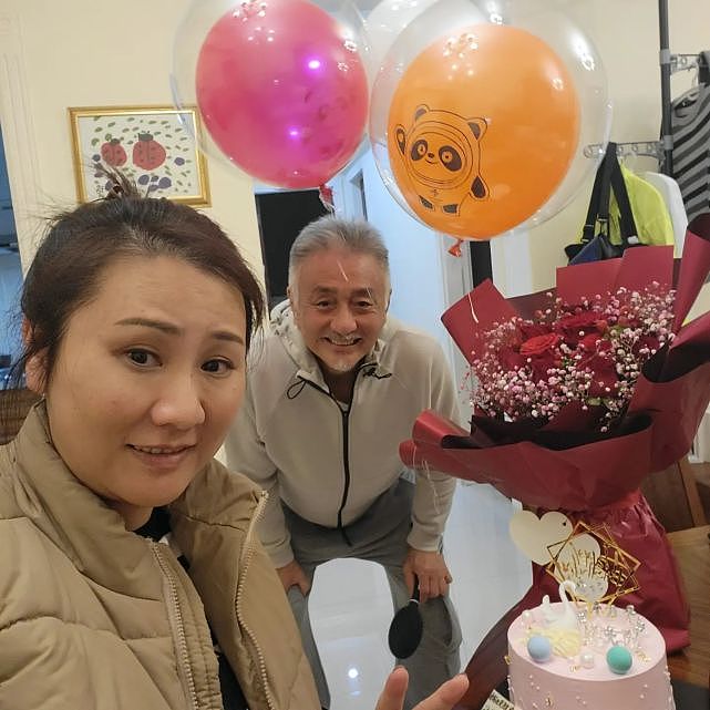 TVB老戏骨吴岱融送鲜花为老婆庆生 夫妻俩甜蜜搂在一起切蛋糕 - 3