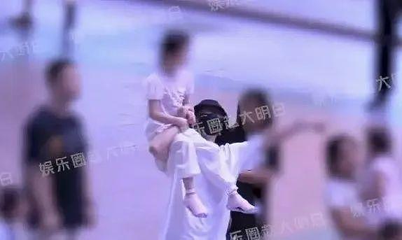 还记得张杰和谢娜的三个女儿吗，都长这么大啦？ - 46