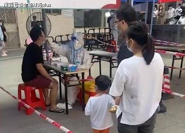 5岁娃核酸排队时，一头钻进女生裙子里：是娃太小还是家长无知？ - 9