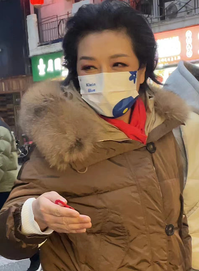 55岁江珊在上海小巷被偶遇，打扮朴素显发福，被指太路人快认不出 - 4