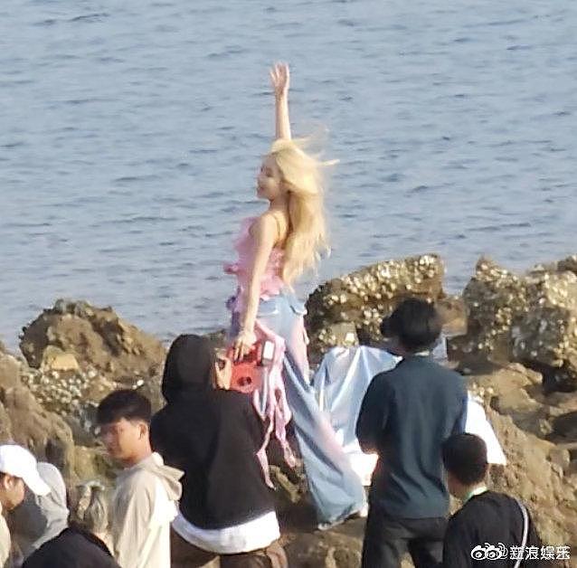 安崎承认恋情后首次录制节目 海边拍摄靓丽抢眼状态在线 - 1