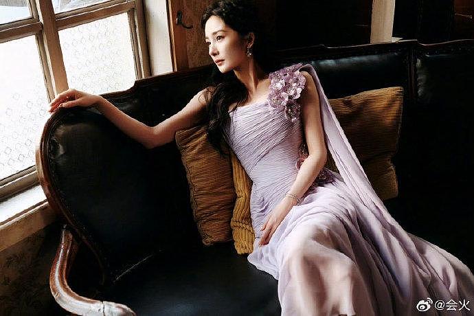 杨幂今日品牌活动造型，定制紫色薄纱立体花朵礼裙，还化了紫色眼影 - 3