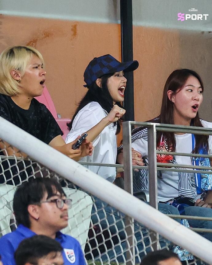 Lisa在赛场欢呼，同时为双方球队加油，韩国网友称赞，让人很感动 - 2