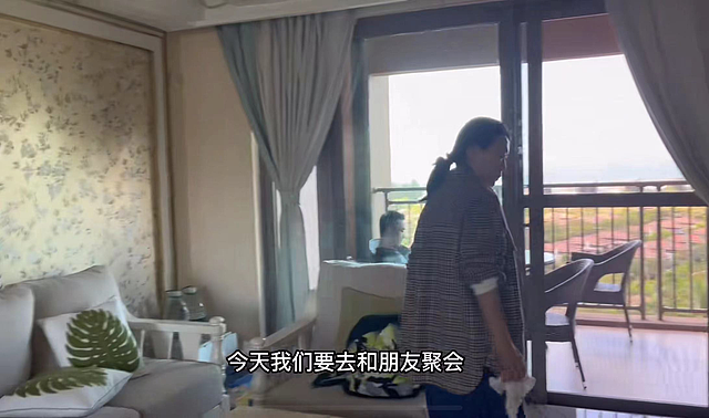 60岁吴琼携一家三口度假，素颜生图接地气，频频吐槽小15岁老公 - 2