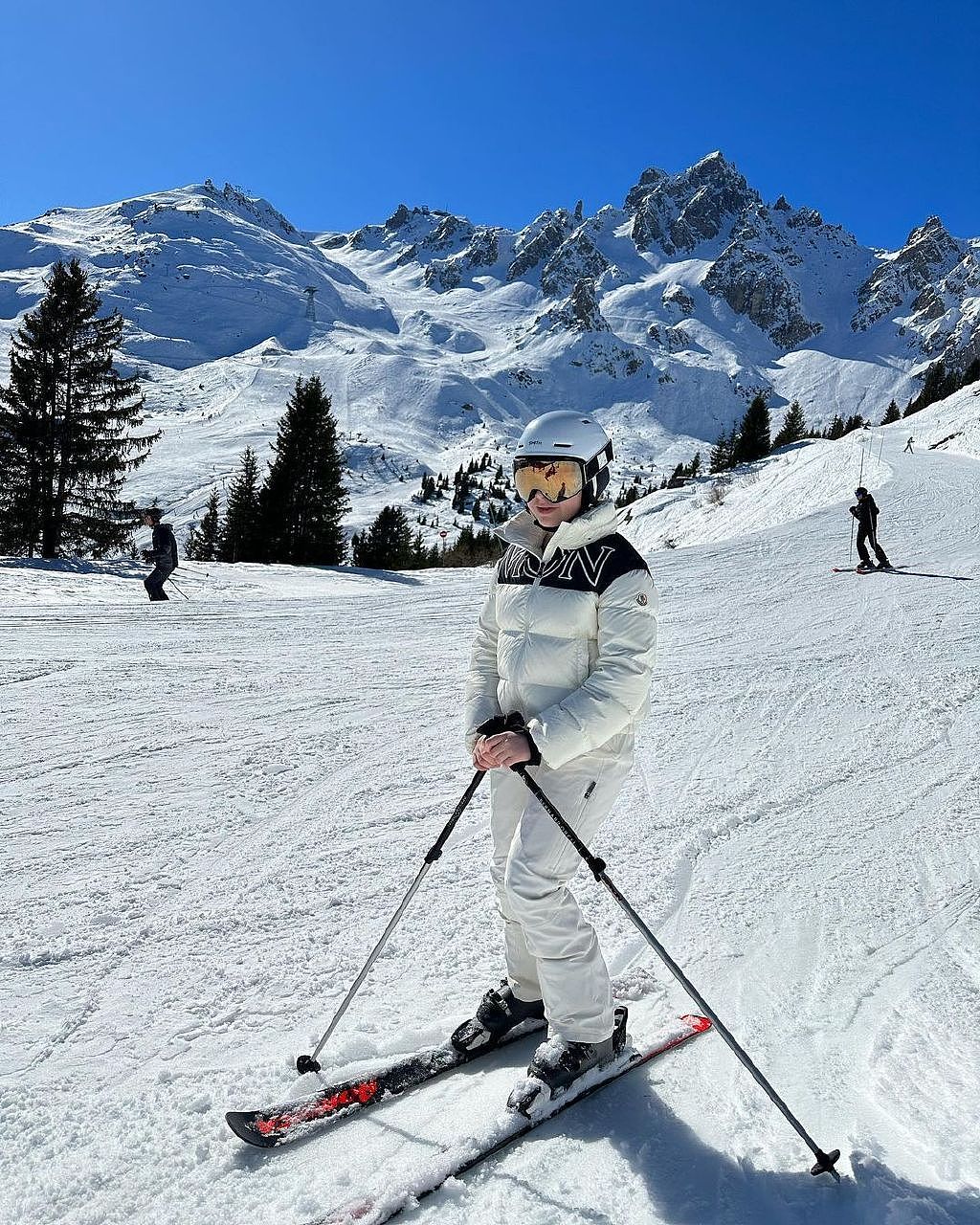 贝克汉姆一家阿尔卑斯山滑雪，11岁小七瘦下来了，美少女范十足 - 4