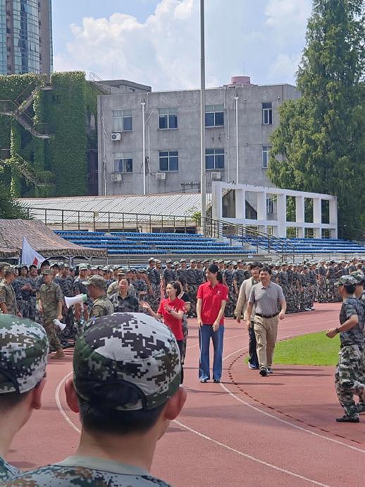 大一新生陈芋汐报到被偶遇中‍♂️ 乐乐，好好享受大学生活吧！ - 9