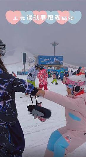 李小璐带女儿滑雪，甜馨一学就会，运动能力值拉满，确实培养得很优秀 - 6