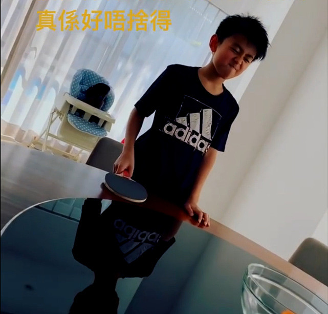 张柏芝分享以前与儿子们玩乒乓球大笑画面 直言很不舍儿子们长大 - 8