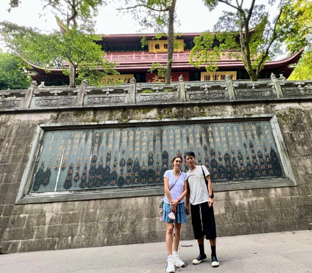 李克勤夫妇在杭州搭小船游湖晒恩爱合影 还和世界冠军打羽毛球 - 1