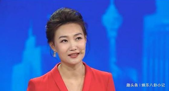 央视最美女主播李梓萌近照，摘掉假发年轻10岁，如今44岁依旧单身 - 1