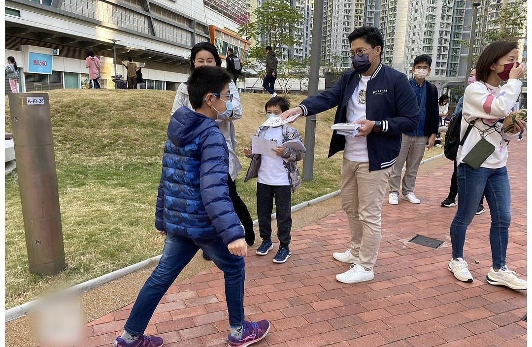 霍启刚带郭晶晶和儿子街头拉选票，亲弟弟一同现身帮宣传尽心尽力 - 4