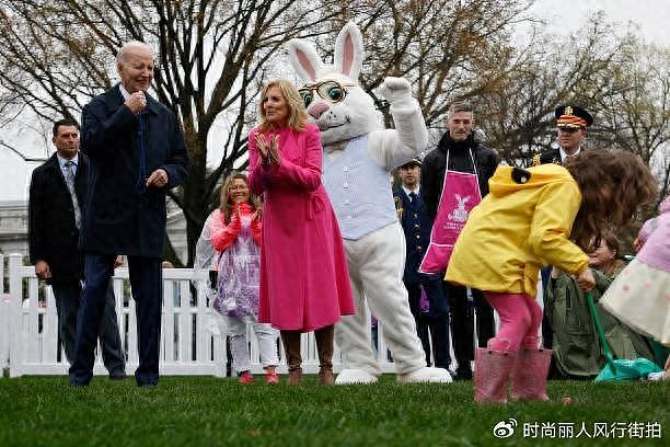 拜登夫妇在白宫庆祝复活节好欢乐！充满童趣，夫人穿粉色大衣惊艳 - 1
