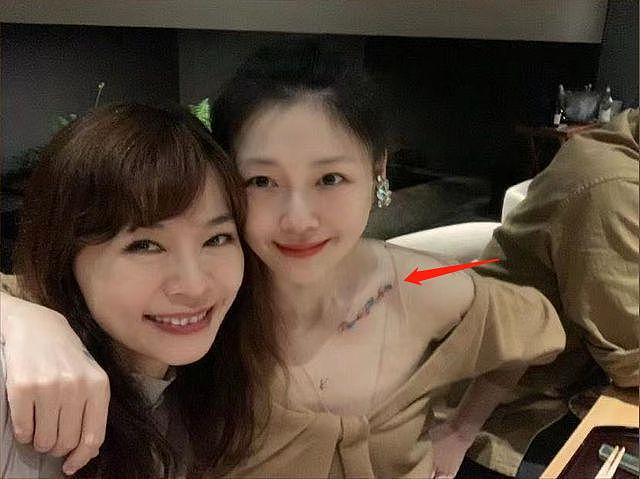 大S具俊晔结婚照曝光！穿抹胸戴头纱幸福灿笑，再婚后美回巅峰 - 6