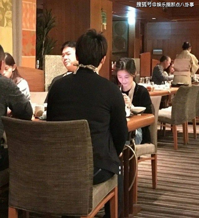章泽天与友人吃西餐，人均消费5千，邻桌老板送洋酒献殷勤遭婉拒 - 7
