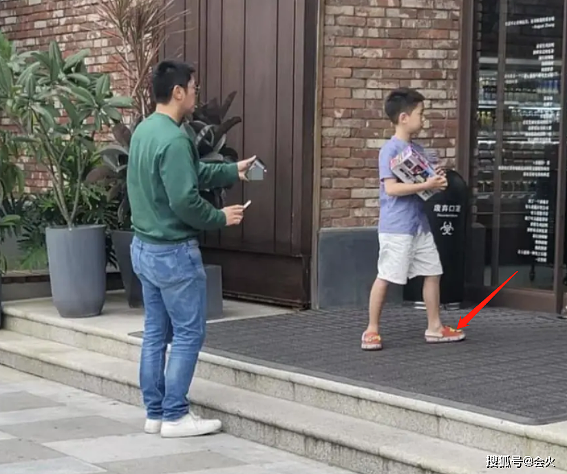 杜江霍思燕逛街被拍！7岁儿子抱玩具不撒手，一旁小女孩十分抢镜 - 2
