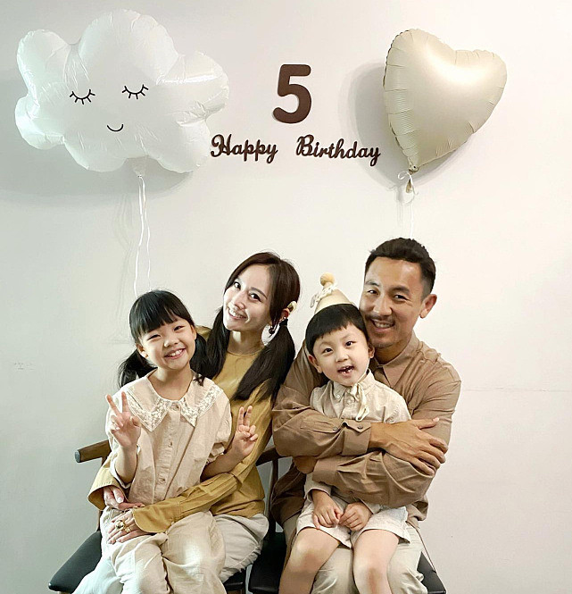 TVB视帝谭俊彦一家为儿子庆祝5岁生日 一家四口拍开心搞笑全家福 - 4