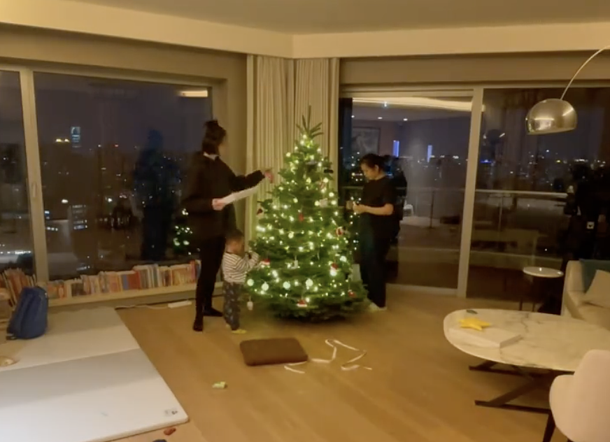 奚梦瑶产后陪儿子装饰圣诞树，两个保姆一起帮忙，超大客厅好敞亮 - 7