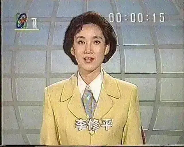 58岁央视主播李修平罕见露面，不惧素颜衣着简朴，台上台下差距大 - 7