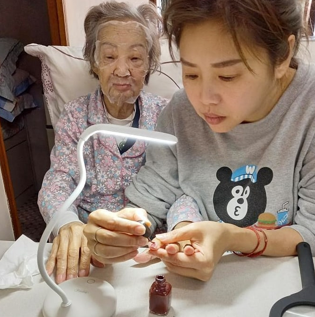 单身的梅小惠很孝顺为89岁妈妈打扮漂亮 帮妈妈敷面膜涂指甲油 - 3