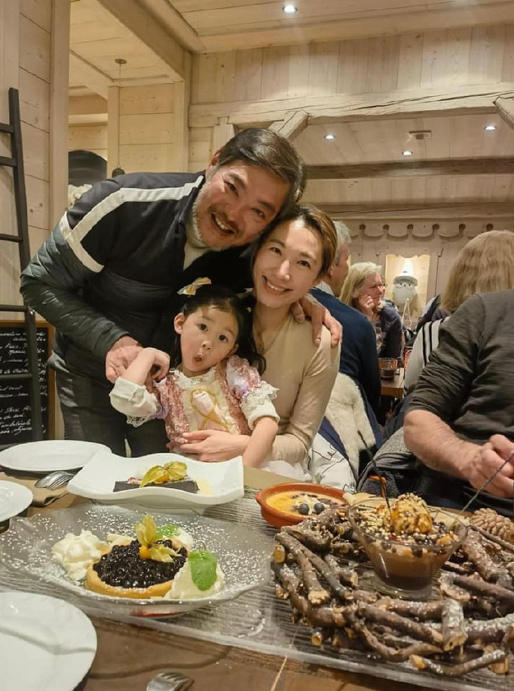 港姐李美慧为4岁女儿庆生，与61岁丈夫在蛋糕旁合照，像三代同堂 - 6
