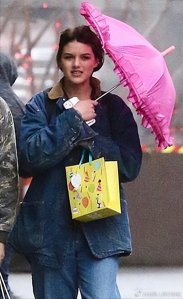 阿汤哥18岁女儿和闺蜜出街！撑着小粉伞头上戴粉花，衣品很一般啊 - 2