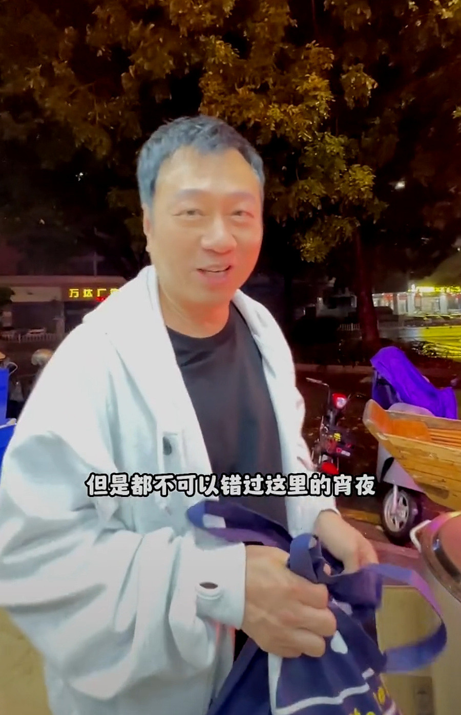 黎耀祥自带大锅去买粥与众多街坊合影 将参与内地平台合作的处境剧 - 1