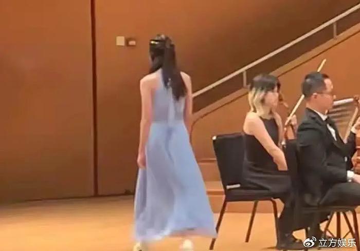 韩雪13岁女儿音乐厅演奏钢琴 穿蓝色长裙气质绝佳 - 2