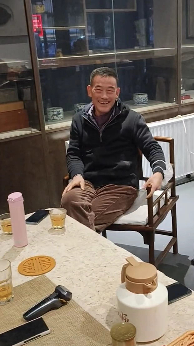 90岁杨少华与儿孙聚会，身形消瘦仍爱吃肉抽烟，一家六口如复制 - 7