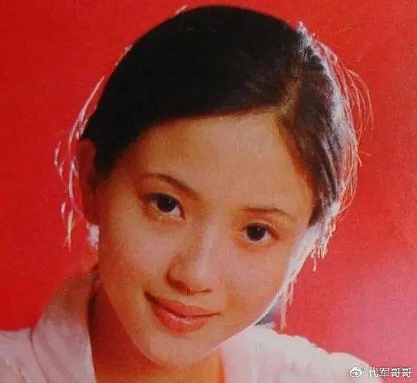 她被誉为“江南第一美人”，出道多年不接吻戏，当红时嫁给初恋很幸福 - 16