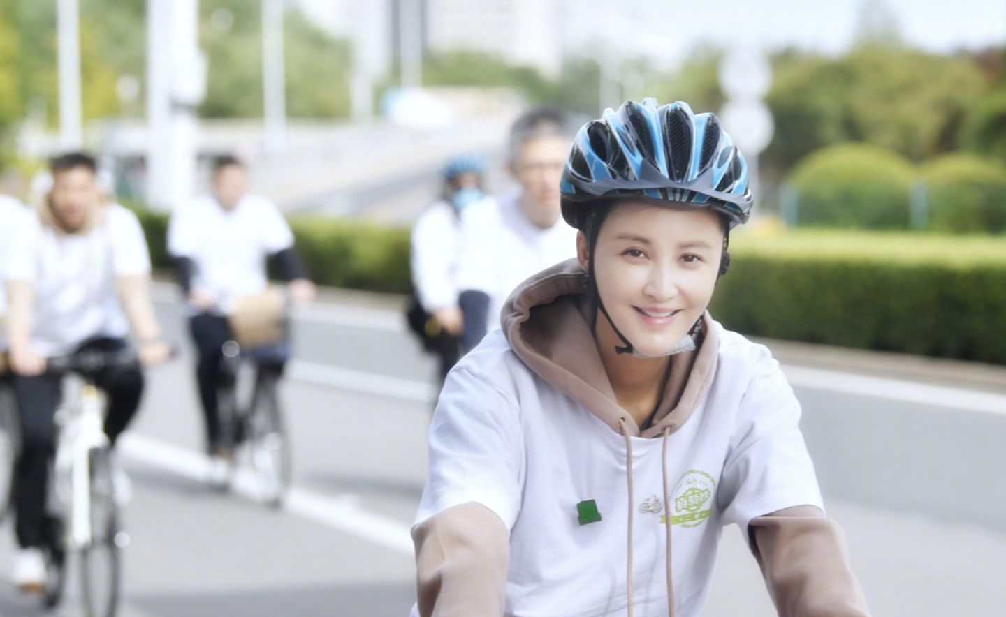 袁弘张歆艺合体参加公益骑行，沿二环骑33公里，提倡低碳绿色生活 - 8