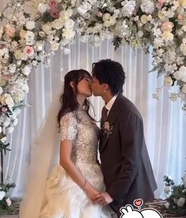 TVB男艺人吴业坤举办婚礼迎娶日本女友 一对新人甜蜜嘴对嘴亲吻 - 6