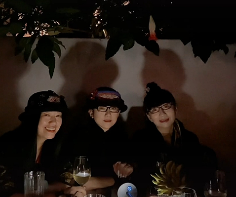 杨丽萍与俩妹妹聚会，三朵金花一个比一个美，气场最强还数姐姐 - 2