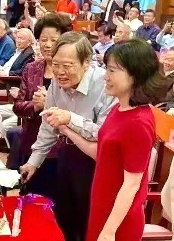 杨振宁先生百岁生日现场照公开，与身穿红裙的翁帆十指紧扣切蛋糕 - 11