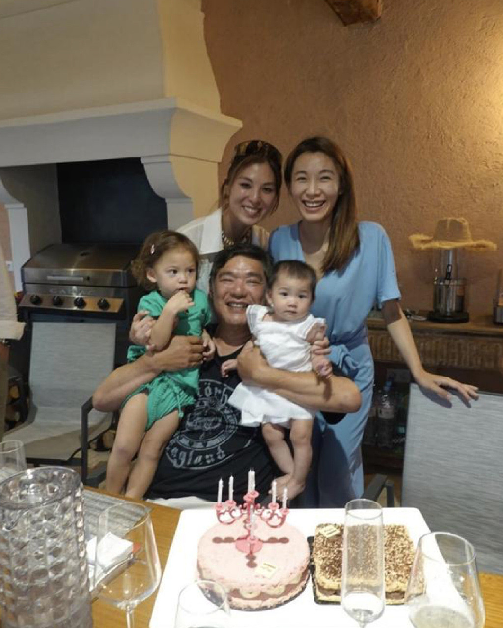 港姐李美慧为4岁女儿庆生，与61岁丈夫在蛋糕旁合照，像三代同堂 - 3